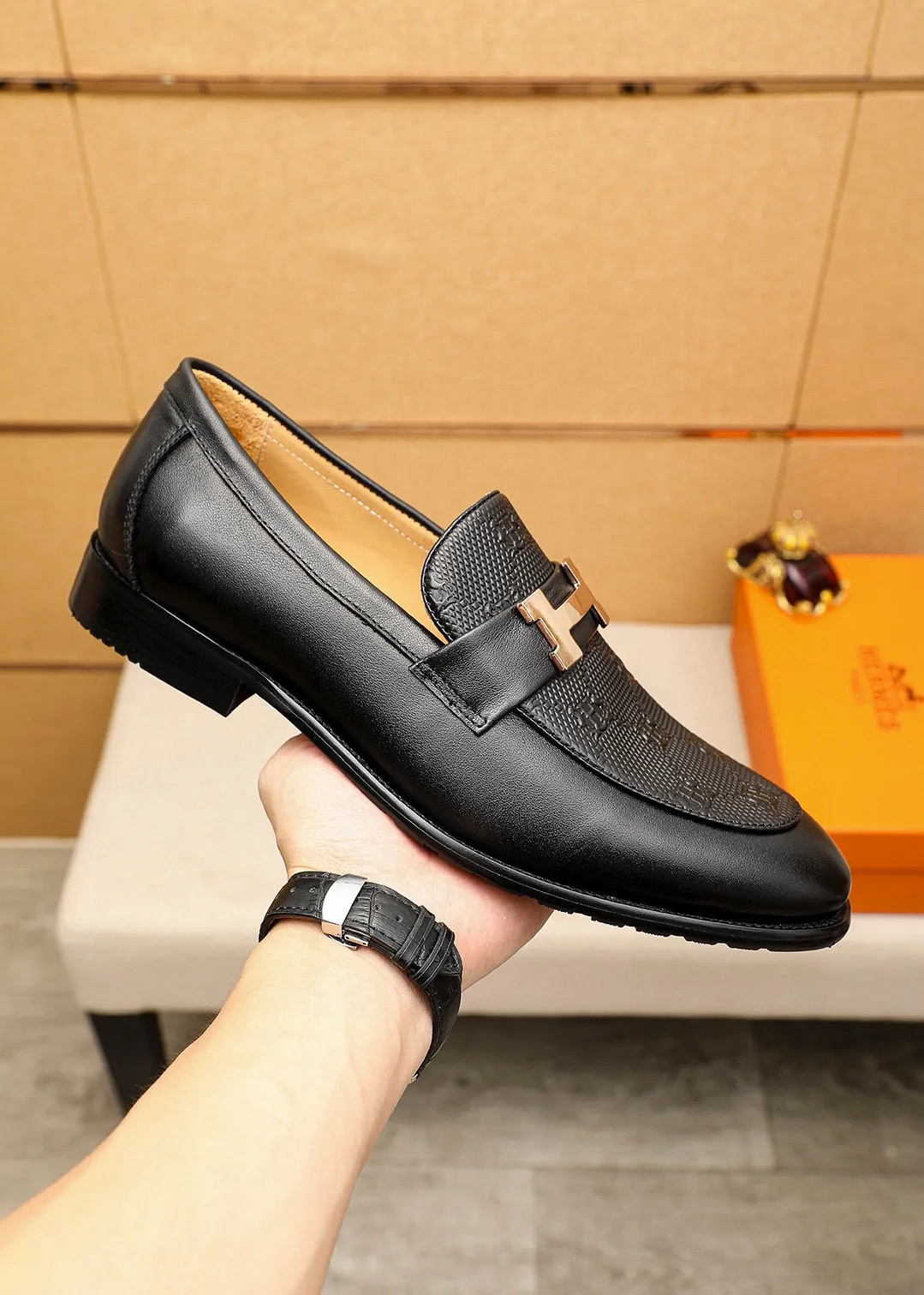 Men's shoes 💰442 💐 Product trademark: HERMES "Hermès" casual leather shoes Regular size: 38-44 (45🉑️customized) Product materials: Selected imported first-layer calfskin embroidered upper + luxury hardware buckle, imported water-dyed 🐂 cowhide lining. Strong three-dimensional visual effect, combined outsole Color: 1⃣️color optional